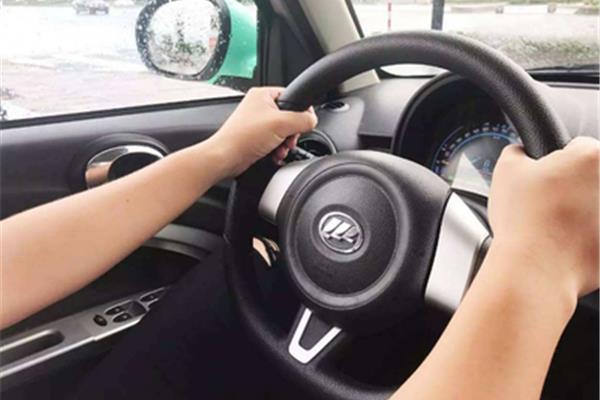 女孩子学开车需注意什么